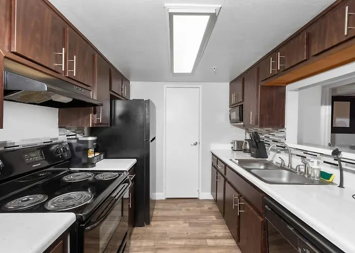 Apartment Modern 2br For 7 Pools Fitness Center & Pet-friendly *